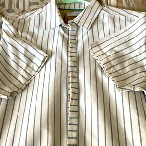 Short Sleeve Collared Shirt! Perfect for summer